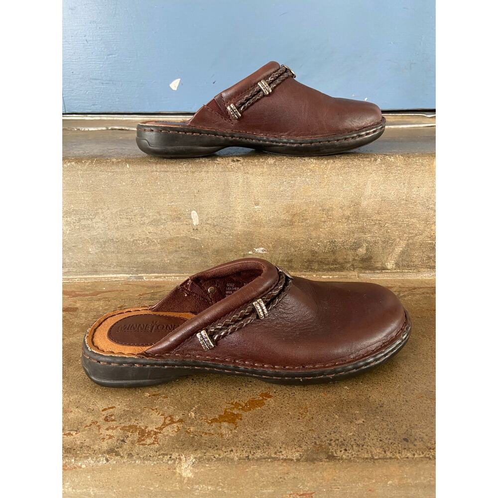 Minnetonka brown leather clog with silver tone hardware - Picture 2 of 8